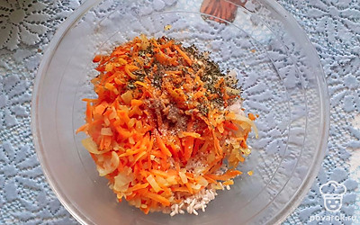 Смешайте рыбный фарш, бурый рис, зажарку из овощей. Посолите, поперчите по вкусу. 