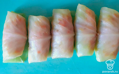 Положите начинку в капустные листы и заверните голубцы конвертиком как на фото справа.