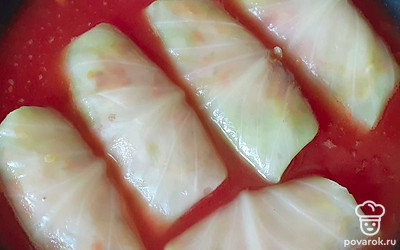 Положите голубцы в кастрюлю или сковороду. Разведите томатную пасту с кипяченой водой, посолите, поперчите. Залейте соусом голубцы, доведите до кипения. Закройте крышкой, убавьте огонь и оставьте томиться на 20 минут.