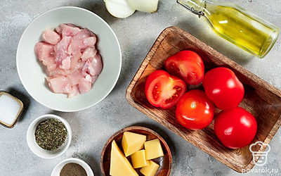 Помидоры помойте, удалите плодоножки, срежьте верхушки и аккуратно ложкой и ножом извлеките мякоть. Куриный фарш разморозьте в холодильнике. Репчатый лук почистите и мелко покрошите. Сыр натрите на терке. Разогрейте духовку до 180 градусов.