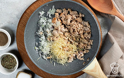 Приготовьте фарш. На разогретом растительном масле обжарьте репчатый лук в течение 4 минут. Добавьте к луку куриный фарш, жарьте еще 10 минут, регулярно перемешивая. Дайте фаршу остыть и смешайте его с сыром, прованскими травами, солью и перцем.