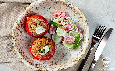 Подайте фаршированные куриным фаршем помидоры со сметаной.