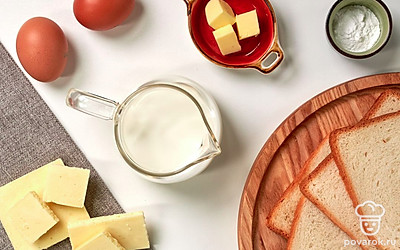 Подготовьте необходимые продукты, удобно расположите их на рабочем столе. Сливочное масло заранее достаньте из холодильника, оно должно быть комнатной температуры. Яйца вымойте. Откройте упаковку с шоколадом, поломайте его на кусочки.