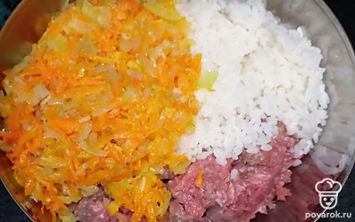 Отварить рис и соединить его с фаршем и обдаренными луком и морковью.