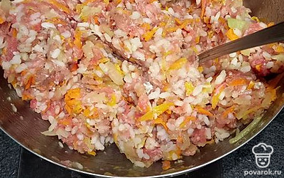 Хорошо перемешать, посолить, поперчить.