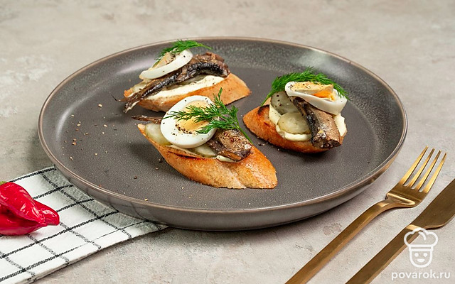 Тост с солеными огурцами — Рецепт с фото