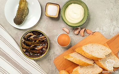 Нарежьте багет. Сварите яйцо вкрутую, остудите, почистите, нарежьте кружочками наискосок. Аналогичным способом нарежьте соленый огурец. Чеснок очистите, пропустите через пресс. Откройте банку со шпротами, слейте жидкость. Укроп для подачи вымойте, обсушите на бумажных полотенцах, отделите веточки от стебля.