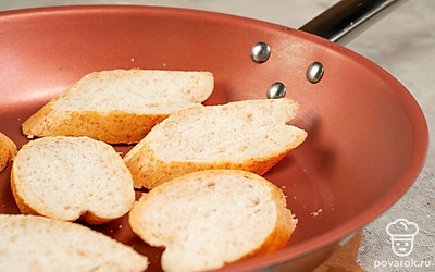 Подготовьте тосты. Выложите кусочки багета на сухую сковороду и поджарьте на среднем огне по 3-4 минуты с каждой стороны до румяности.
