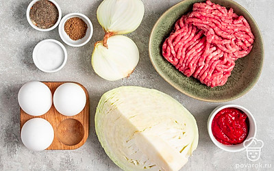 Снимите с капусты верхние листья. Кочан ополосните водой и обсушите. С лука снимите шелуху. Вымойте яйца.