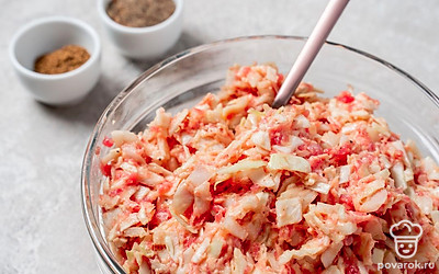 Начните приготовление голубцов. Нашинкуйте мелким кубиком капусту и лук. Добавьте в фарш. Разбейте туда же яйца и всыпьте соль, перец и кориандр. Перемешайте и сформируйте котлетки.