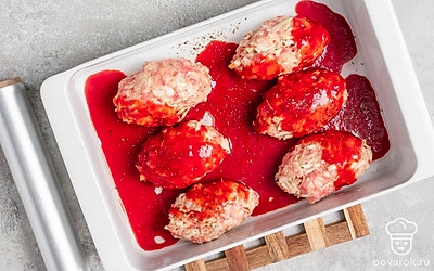 Приготовьте голубцы. Положите заготовки в смазанную маслом форму. Смешайте воду и томатную пасту и влейте к голубцам. Накройте фольгой и поставьте в духовку, разогретую до 180 градусов, на 50 минут. После чего уберите фольгу и запекайте еще 15 минут.