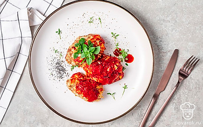 Подайте ленивые голубцы как самостоятельное блюдо или в качестве гарнира к мясу.