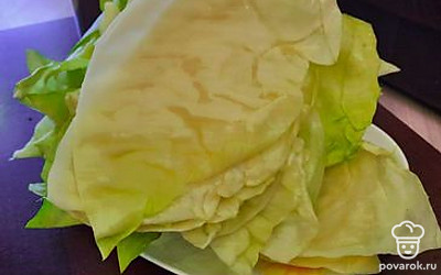 Капустные листы отделить по одному и обрезать плотную часть.