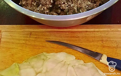 Приготовить фарш и листы для голубцов.