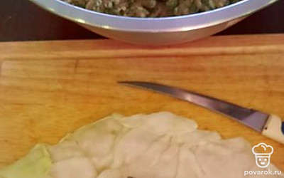 На лист выложить фарш. 