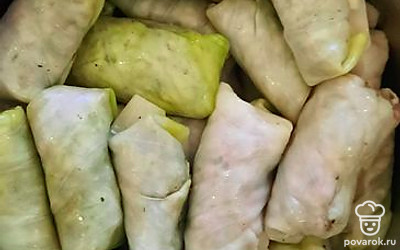 Готовые голубцы выложить в кастрюлю. 