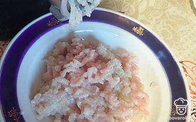 Провернуть через мясорубку куриное мясо. 