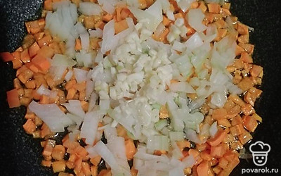 Лук, морковь, чеснок нарезать мелкими кубиками, обжарить на растительном масле до мягкости. Рис отварить в подсоленной воде до мягкости, потом промыть.