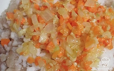 В фарш добавить рис, обжаренные овощи и томатную пасту. Посолить по вкусу и хорошо перемешать.