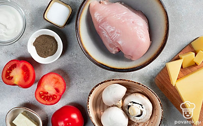 Помидоры помойте, удалите плодоножки, срежьте верхушки и аккуратно извлеките мякоть при помощи ложки и маленького ножа. Куриное филе разморозьте в холодильнике и помойте. Укроп и шампиньоны помойте и обсушите. Приготовьте жаропрочную форму. Разогрейте духовку до 180 градусов.