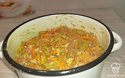 Собрать фарш: фарш мясной, капуста, отварной рис, половина обжаренных лука и моркови, яйцо, специи, соль. 