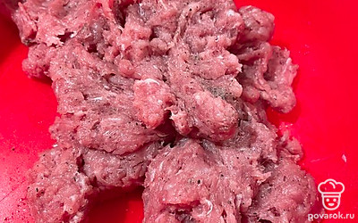 Перекручиваем мясо через мясорубку. Добавляем соль и перец.