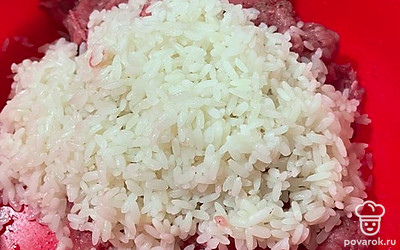 Варим рис 10 минут до полуготовности и выкладываем к мясу. Перемешиваем.