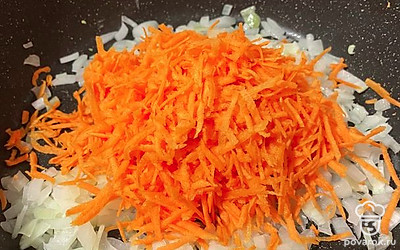 Мелко нарезаем лук. Чистим и натираем морковь. Все вместе обжариваем 15 минут.