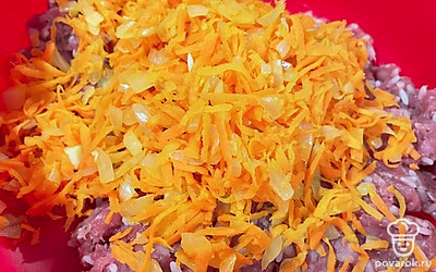 Половину овощей оставляем на сковороде. Остальную половину добавляем к мясу и перемешиваем.