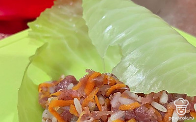 В мягкие листы заворачиваем мясо.