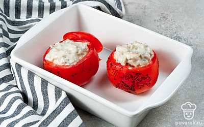 Запеките томаты. Начинку разложите по помидорам, поставьте их в форму для запекания и отправьте в разогретую духовку на 15 минут.