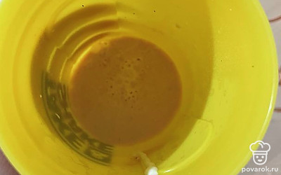 Смешиваем кипяток, соль, перец, сметану и кетчуп.