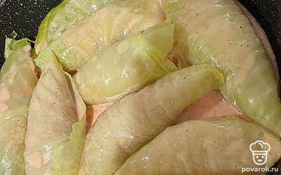 Заливаем и накрываем крышкой. Готовим на медленном огне еще 30 минут.