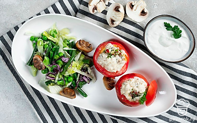 Подайте фаршированные помидоры с куриным филе, украсив их веточками укропа.