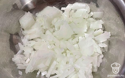 Чистим лук и нарезаем мелкими кубиками.
