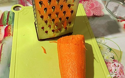 Очищаем морковь и натираем на терке.