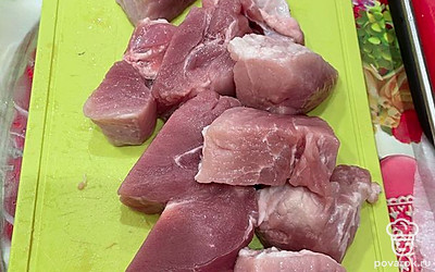 Режем мясо на небольшие кусочки.