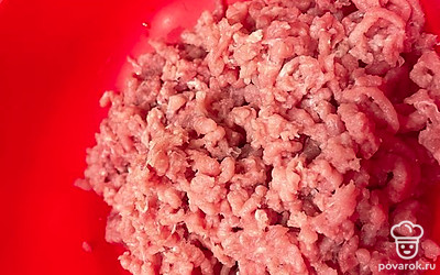 Перекручиваем мясо в мясорубке.