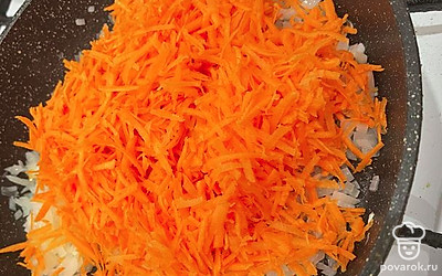 Обжариваем сначала лук 5 минут. Затем добавляем морковь.