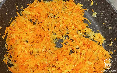 Жарим лук и морковь 15 минут. Половину оставляем на сковороде.