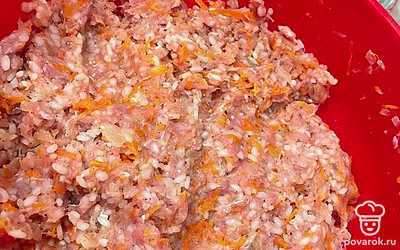 Вторую половину добавляем в фарш. Также добавляем рис. Изначально варим его 10 минут, до полуготовности. Засыпаем соль и перец по вкусу.