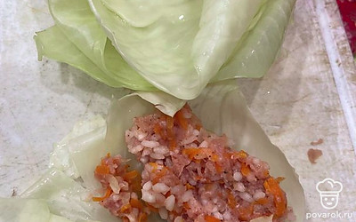 Листы с капусты должны сниматься легко. Заворачиваем в них начинку.