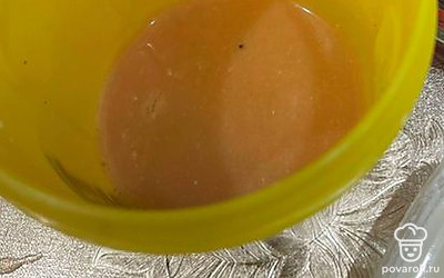 Для соуса понадобится вода, кетчуп, сливки, соль и перец.