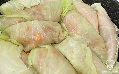 Укладываем голубцы в сковороду.