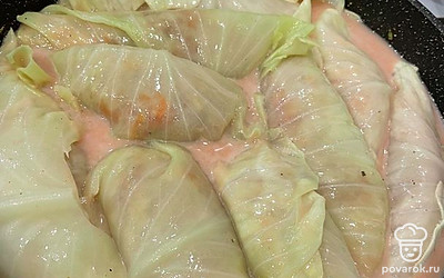 Заливаем соусом, накрываем крышкой и тушим 40 минут.