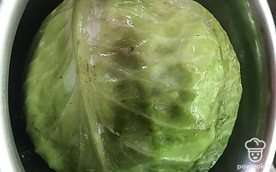 Заранее поместите кочан капусты целиком в морозильную камеру. Затем разморозьте. Листья будут отделяться легко и будут очень эластичными! Из таких листьев очень удобно заворачивать голубцы!