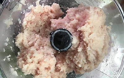 Куриное филе измельчите в блендере, или в мясорубке.