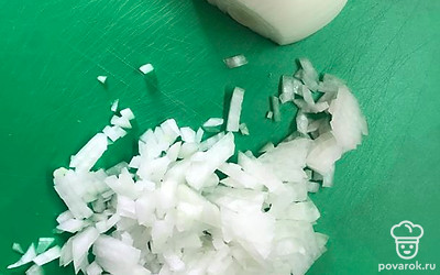 Мелко нарежьте репчатый лук.