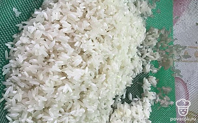 Рис промойте и облайте кипятком, предварительно замачивать не нужно.