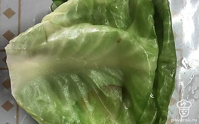 Отделите капустные листья от кочана.